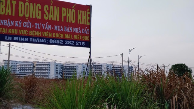 'Cò đất' nhộn nhịp quanh bệnh viện nghìn tỷ đắp chiếu ở Hà Nam - Ảnh 1