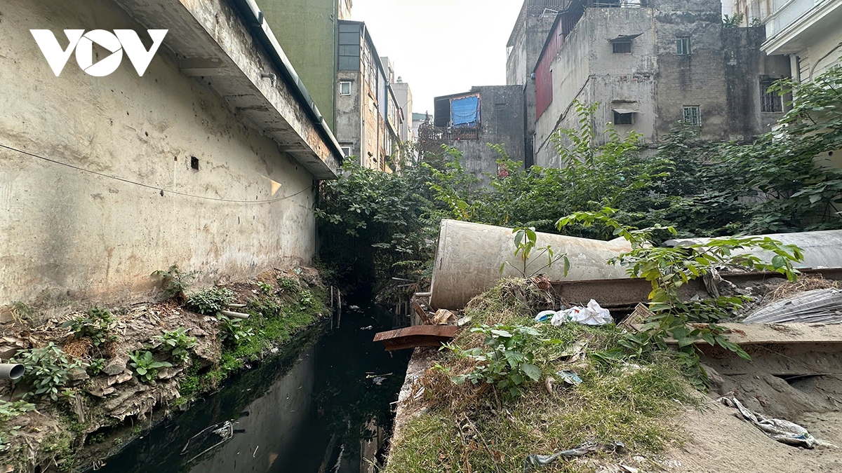 Vướng mặt bằng thi công, mương Thụy Khuê 12 năm vẫn nhếch nhác, ô nhiễm - Ảnh 2