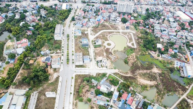 Bên trong khu đô thị 700 tỷ cỏ mọc um tùm, hạ tầng thi công đứt đoạn - Ảnh 2
