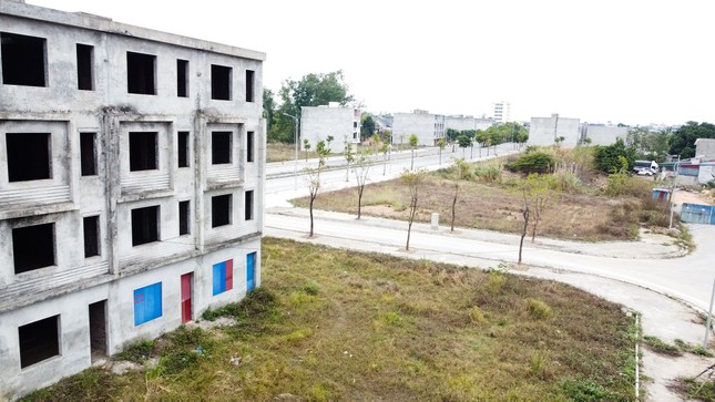 Bên trong khu đô thị 700 tỷ cỏ mọc um tùm, hạ tầng thi công đứt đoạn - Ảnh 3