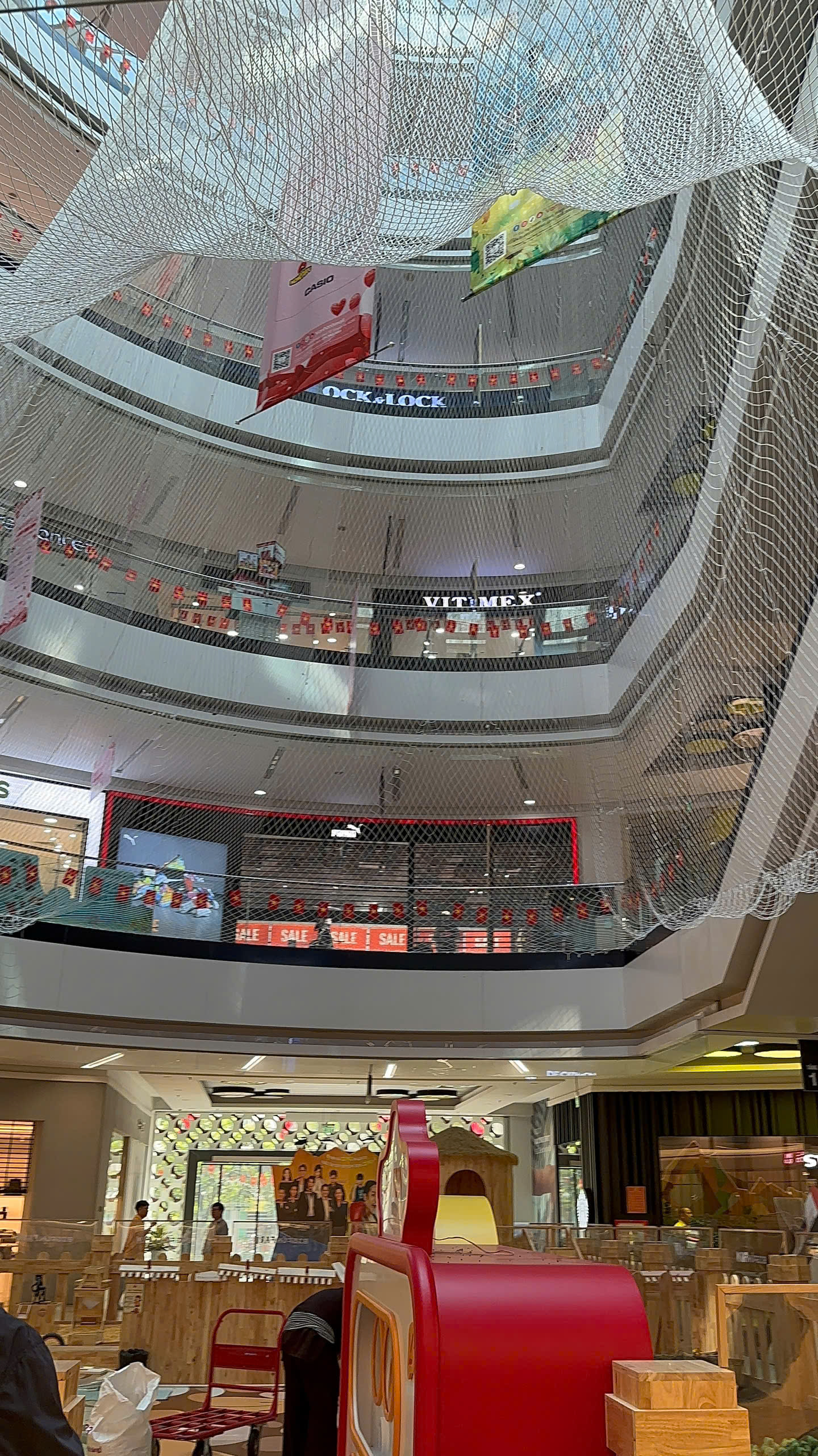 Vạn Hạnh Mall bắt đầu rào lưới khu vực khoảng không thông tầng, bảo đảm an toàn cho khách hàng - Ảnh 1