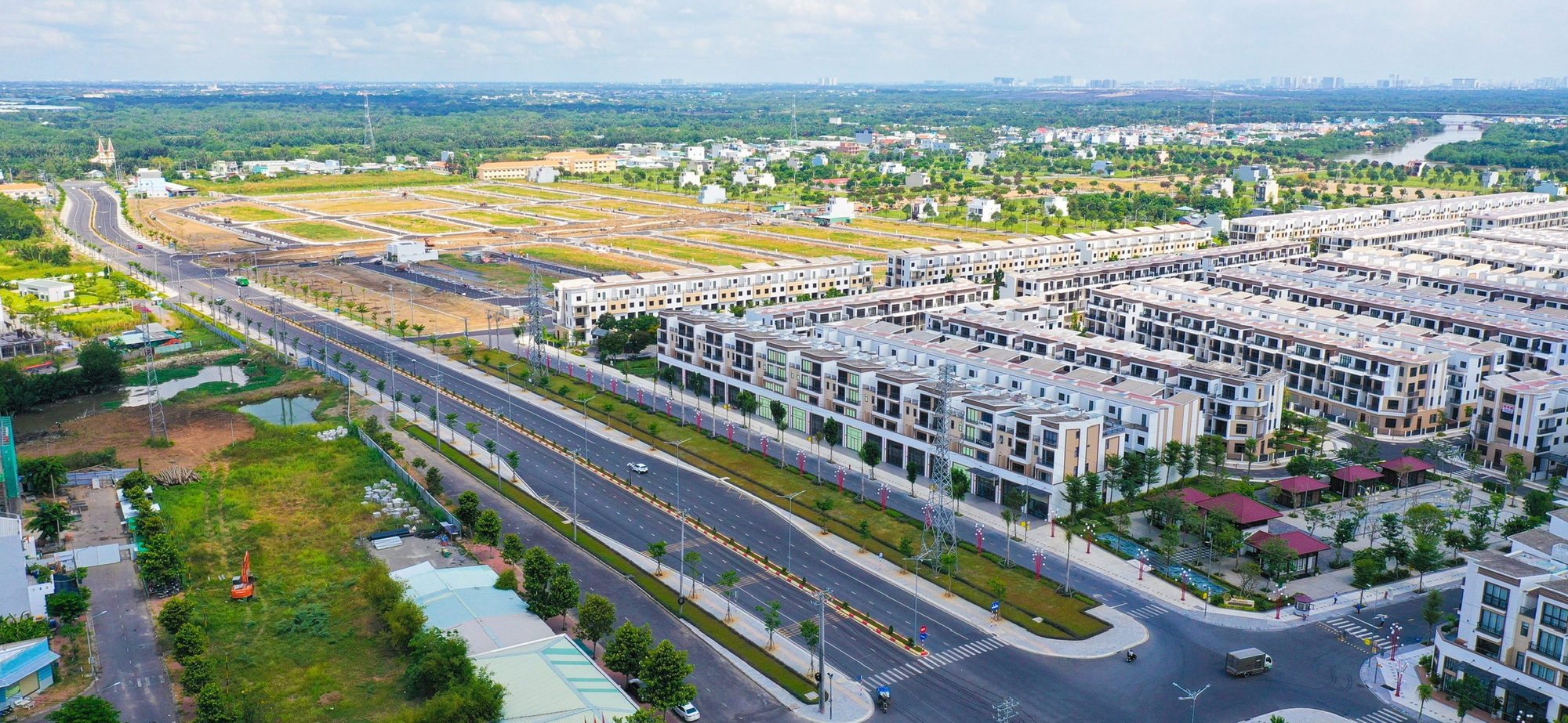 Khan hiếm nguồn cung, giới đầu tư địa ốc bắt đầu “lùng sục” đất nền cận kề Tp.HCM - Ảnh 2