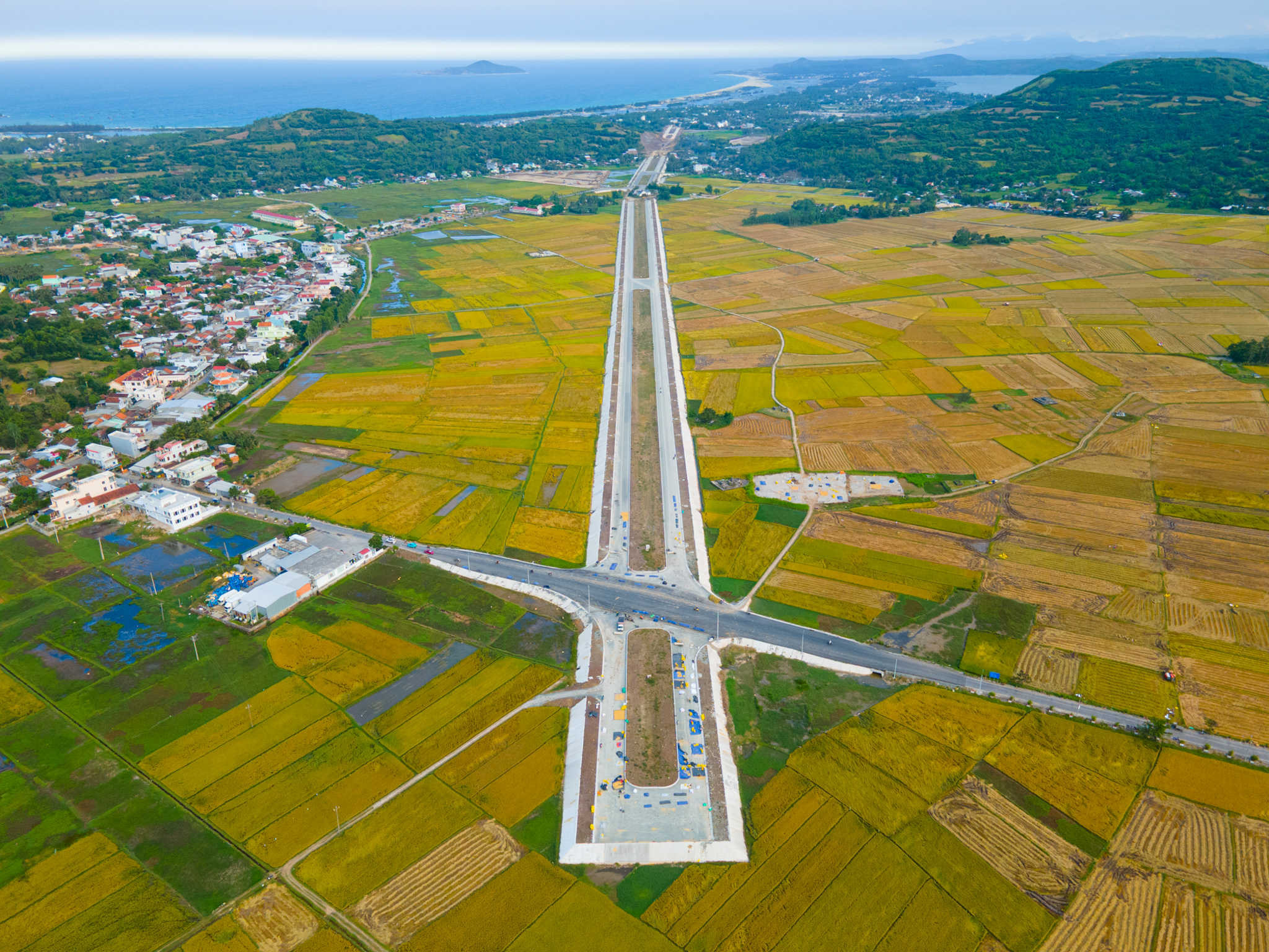 Toàn cảnh tuyến đường đang xây dựng qua “thiên đường hải sản”, đang được mời gọi đầu tư 2 dự án 5.700 tỷ đồng - Ảnh 8