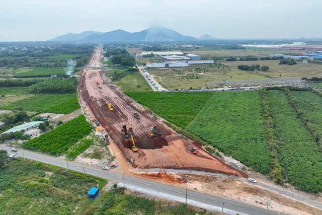 Lộ diện 4 nhà thầu thi công Vành đai 3, cao tốc Biên Hoà – Vũng Tàu không đảm bảo tiến độ - Ảnh 1