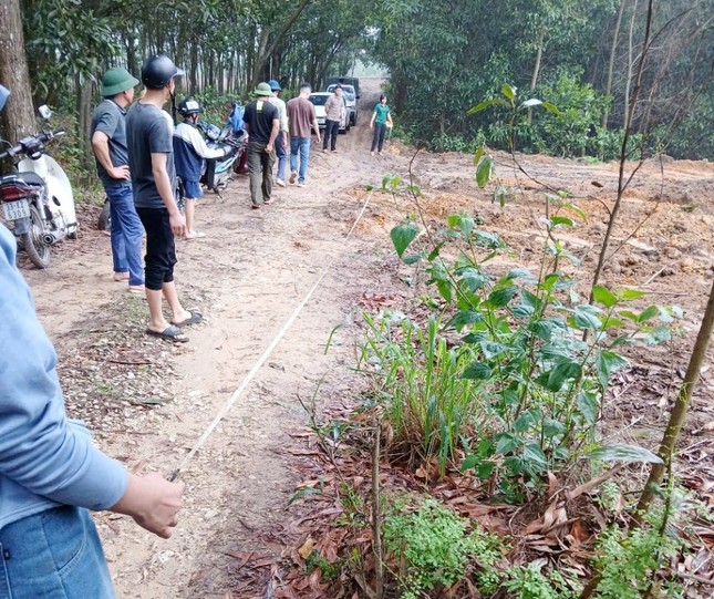 Hà Nội: 'Đất tặc' ngang nhiên phá hoại cây trồng của người dân, xúc trộm hơn 500m3 đất - Ảnh 4