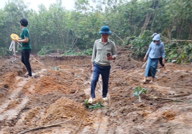Hà Nội: 'Đất tặc' ngang nhiên phá hoại cây trồng của người dân, xúc trộm hơn 500m3 đất - Ảnh 5