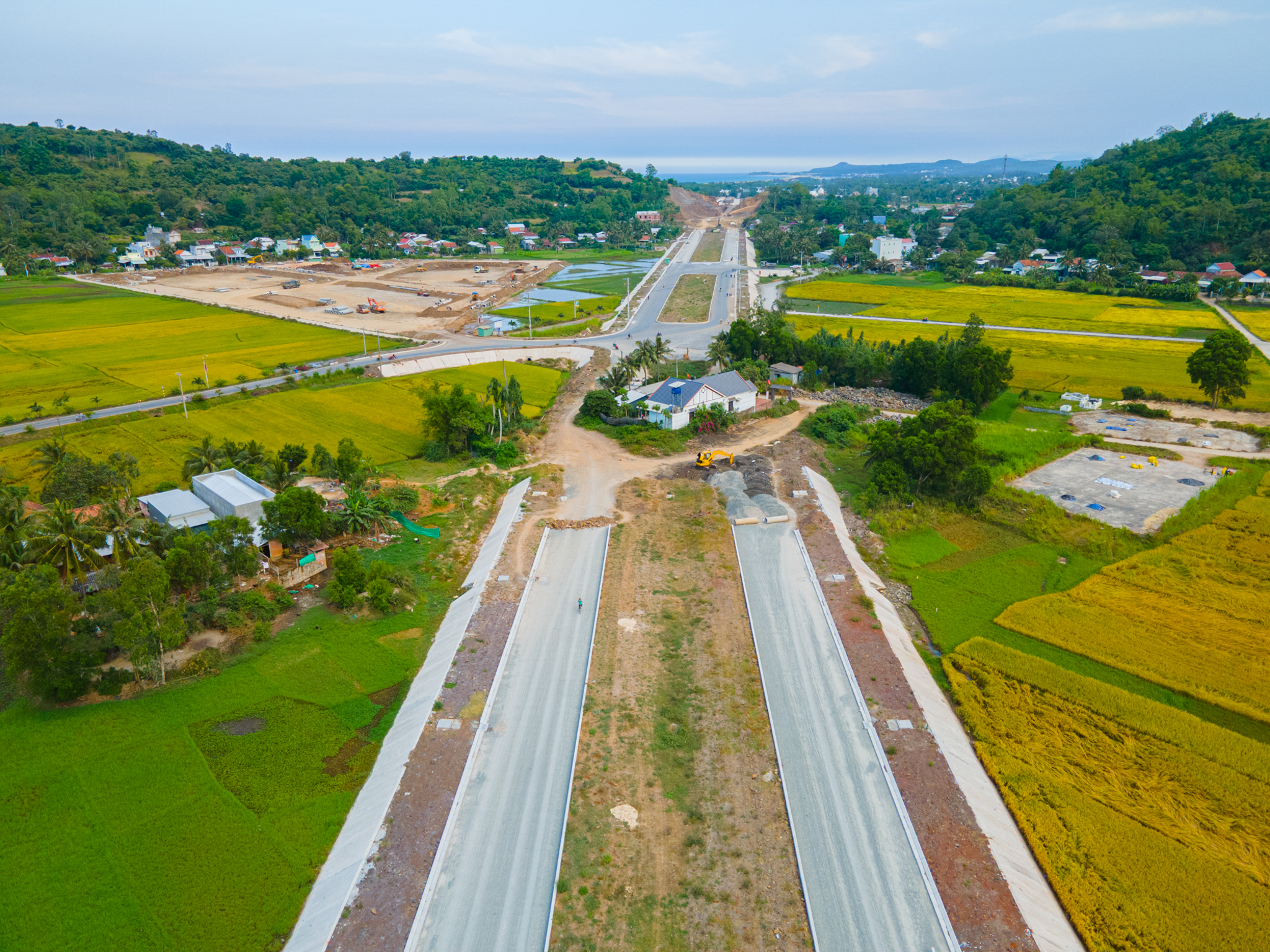 Toàn cảnh tuyến đường đang xây dựng qua “thiên đường hải sản”, đang được mời gọi đầu tư 2 dự án 5.700 tỷ đồng - Ảnh 12