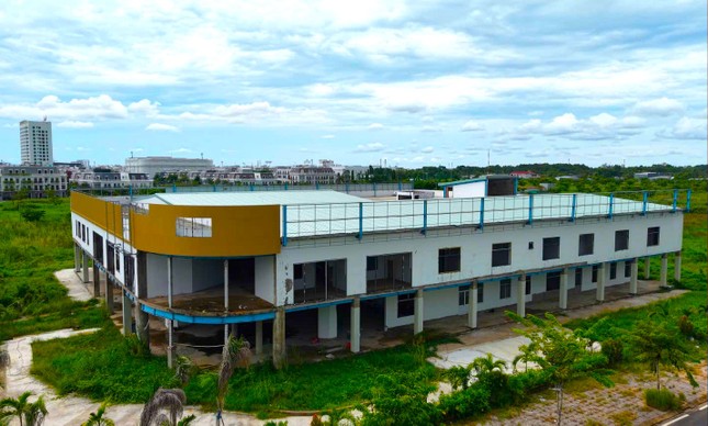 Thu hồi 2ha 'đất vàng' bỏ hoang nhiều năm ở Cà Mau - Ảnh 1