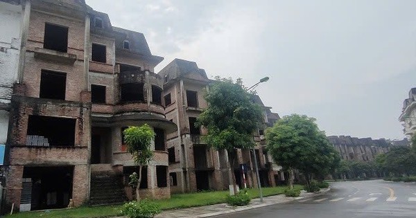 Biệt thự, nhà liền kề bỏ hoang la liệt, giá vẫn “trên trời”