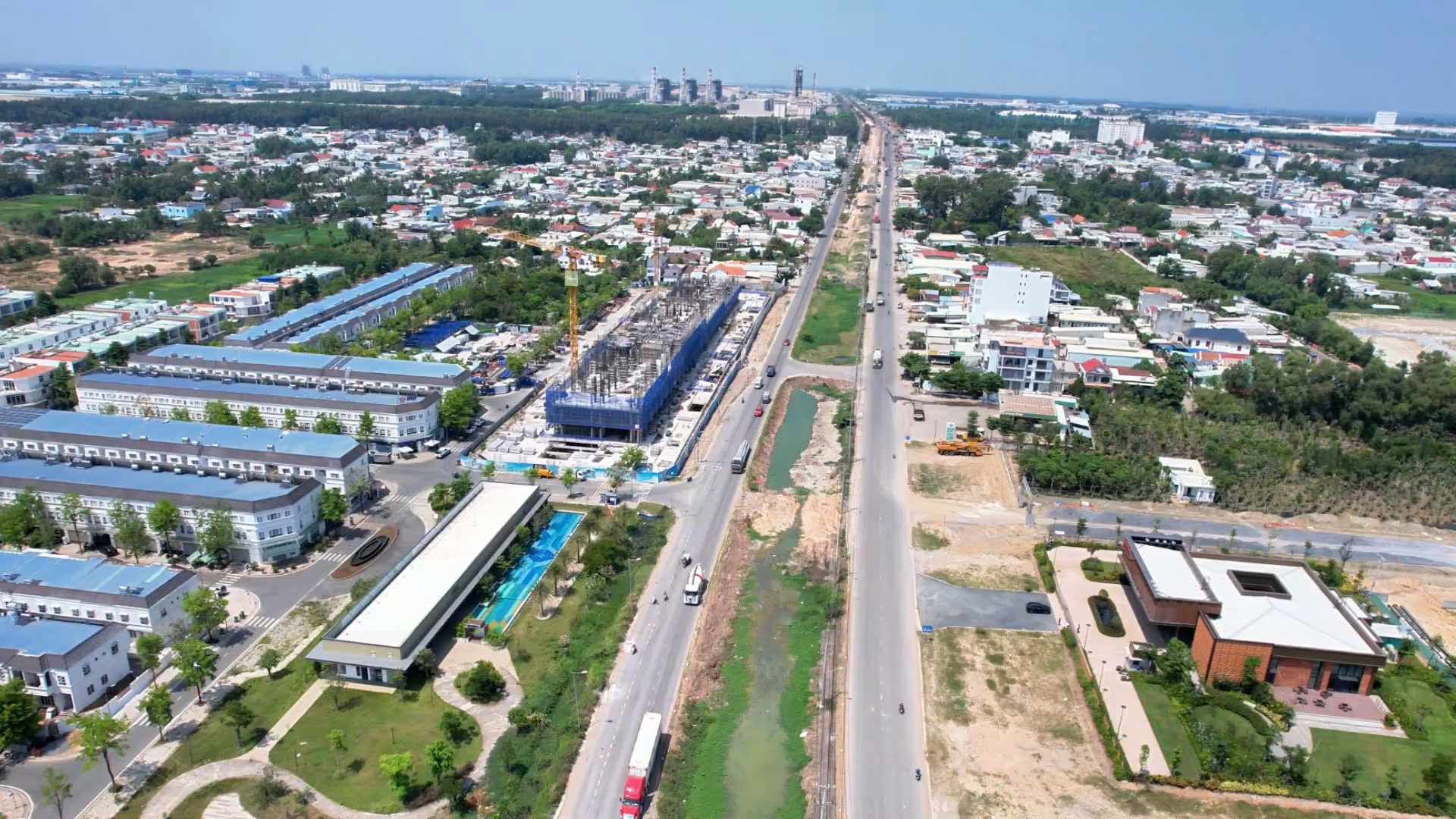 Tuyến đường sắt 3,5 tỉ USD nối Tp.HCM với sân bay Long Thành liên tục thúc tiến độ đầu tư, động thái của các dự án BĐS quanh tuyến mới đáng nói - Ảnh 3