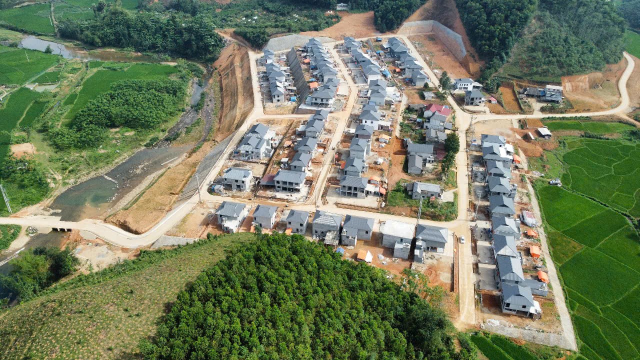 Khu tái định cư như khu du lịch sinh thái trên đồi cao - Ảnh 1