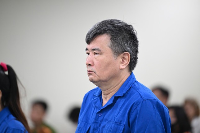 Cựu vụ phó thuộc Bộ Công Thương khai được chủ doanh nghiệp đưa xấp 'sổ đỏ' rất dày để chọn - Ảnh 1