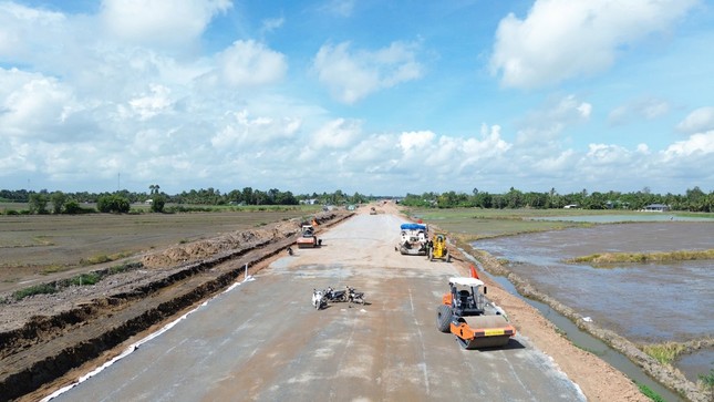 Cao tốc Cần Thơ - Cà Mau: Quyết tâm 'vượt nắng, thắng mưa' về đích đúng hẹn - Ảnh 2