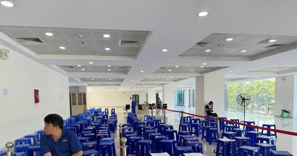 Trung tâm hành chính công Hà Nội bất ngờ 'vắng khách' ngày đầu tuần