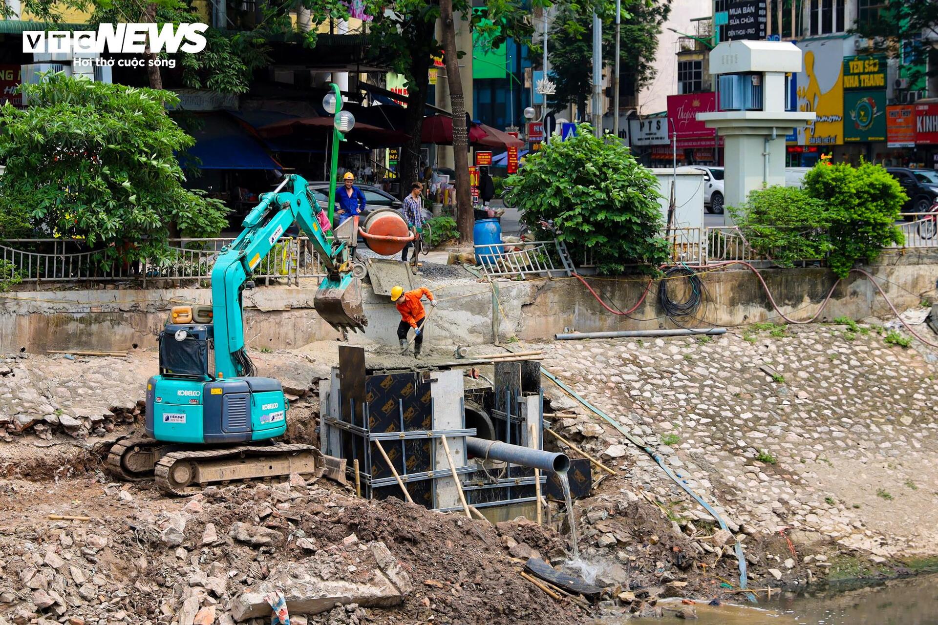Công trình đập dâng giữ nước đầu tiên trên sông Tô Lịch dần thành hình - Ảnh 10