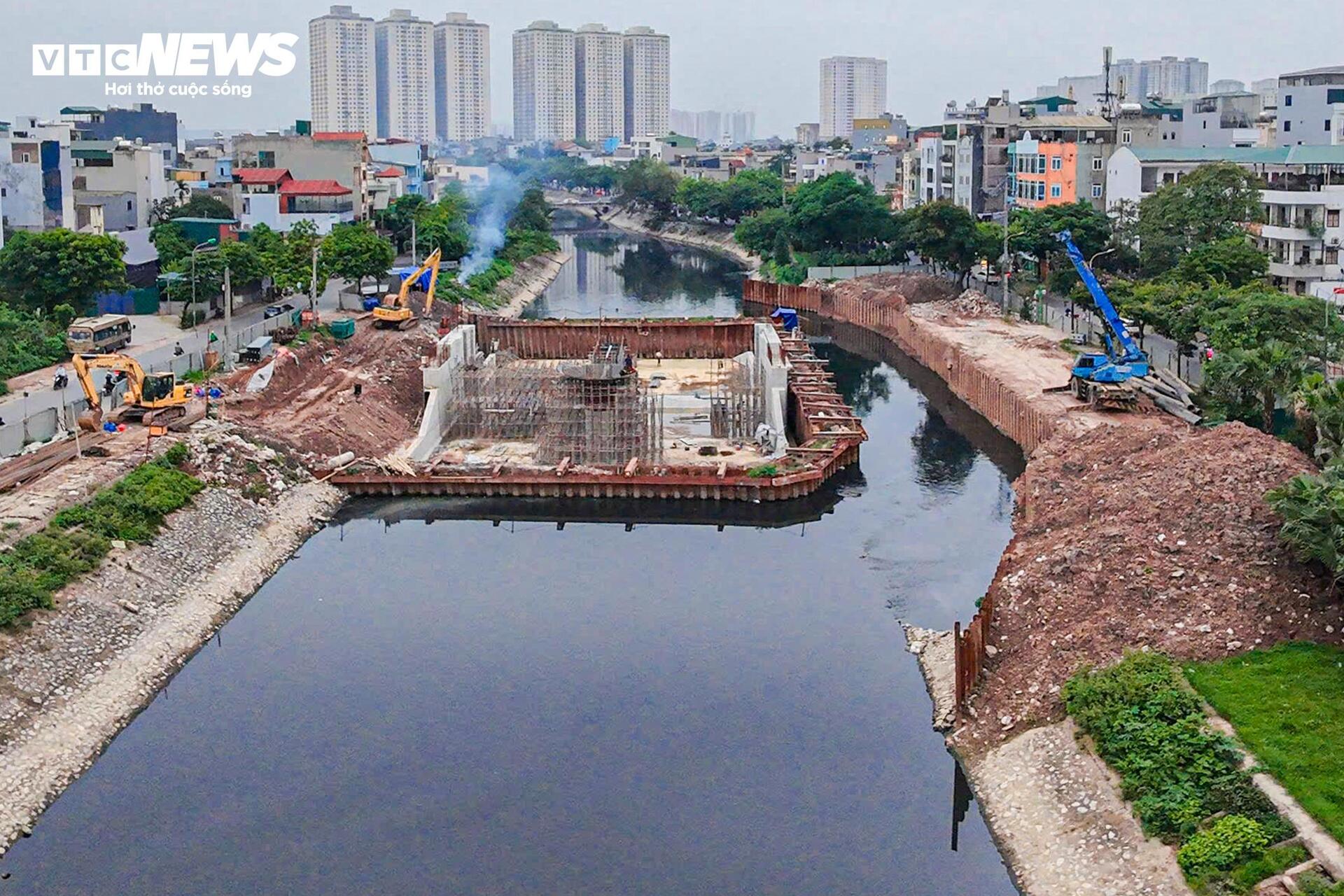 Công trình đập dâng giữ nước đầu tiên trên sông Tô Lịch dần thành hình - Ảnh 2