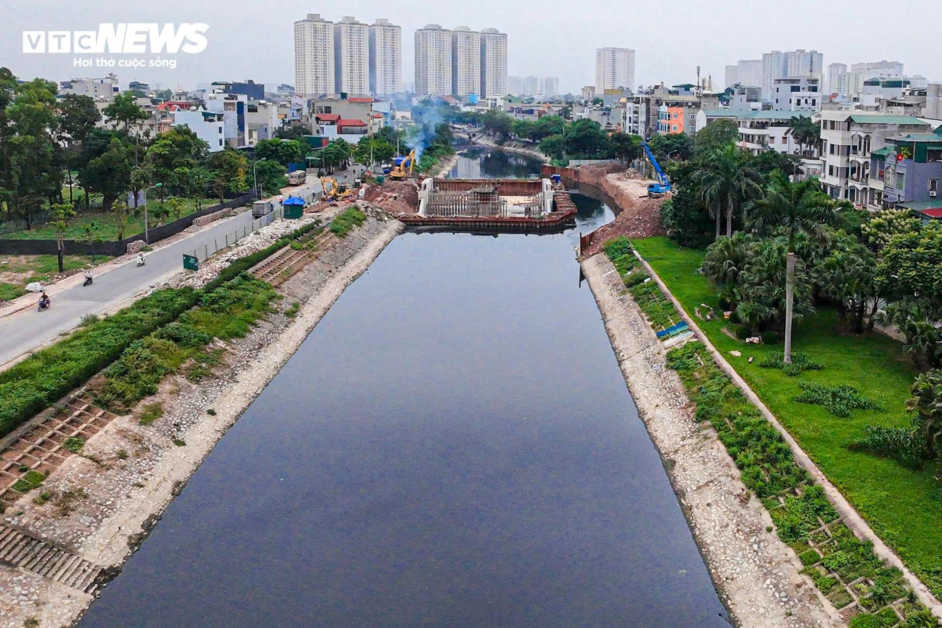 Công trình đập dâng giữ nước đầu tiên trên sông Tô Lịch dần thành hình - Ảnh 1