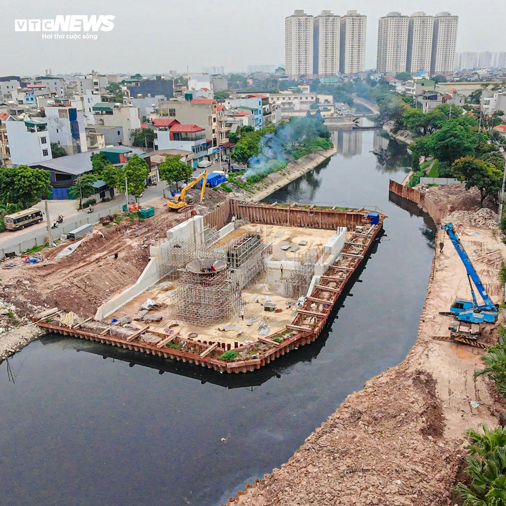 Công trình đập dâng giữ nước đầu tiên trên sông Tô Lịch dần thành hình - Ảnh 3