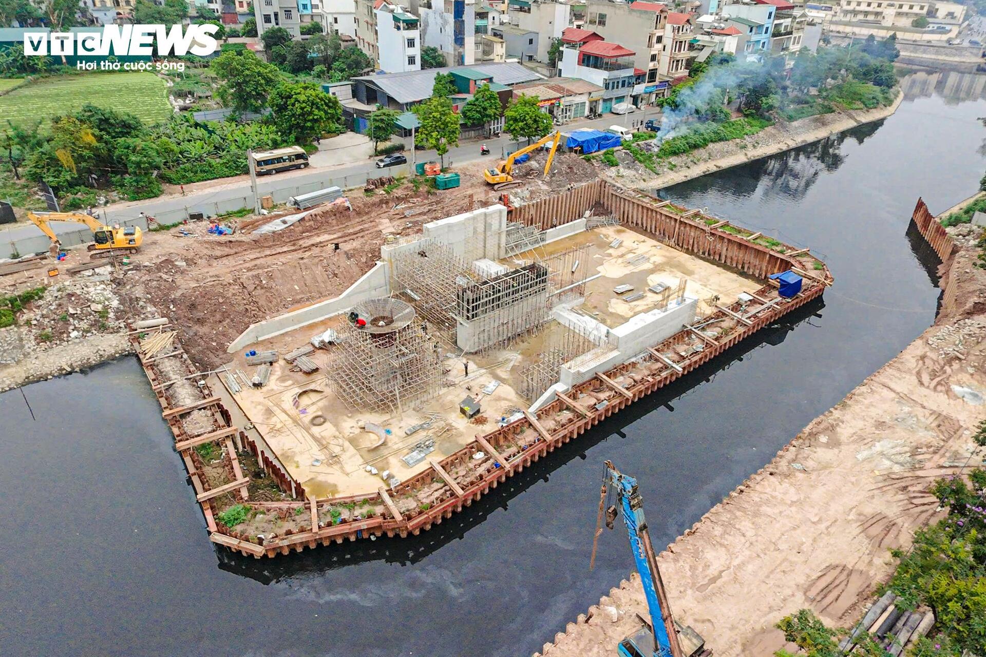 Công trình đập dâng giữ nước đầu tiên trên sông Tô Lịch dần thành hình - Ảnh 4