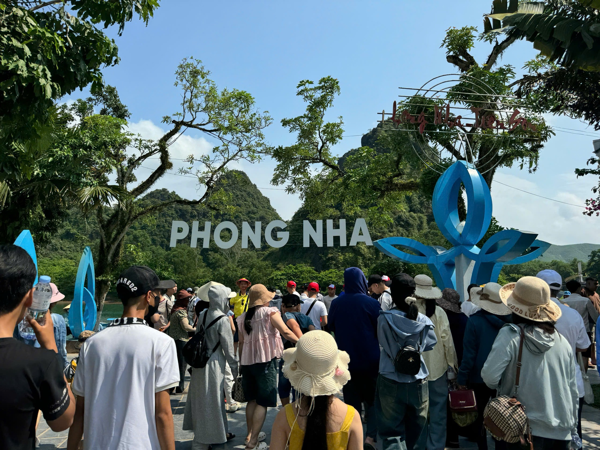 Quảng Bình đón gần 370.000 lượt khách dịp lễ 30-4, du lịch sinh thái "lên ngôi" - Ảnh 1