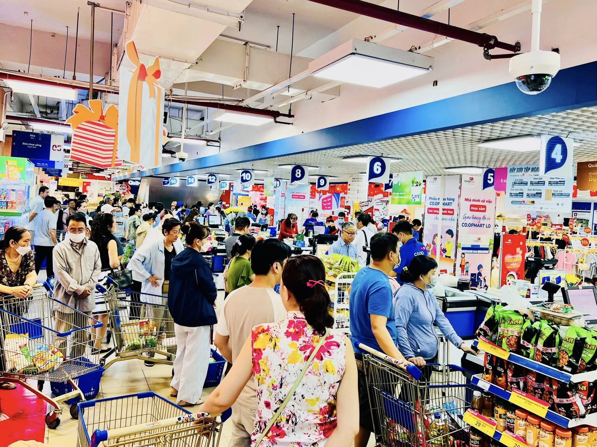 TTTM đông nghịt, hàng ăn hầu như không còn chỗ trống - Ảnh 13