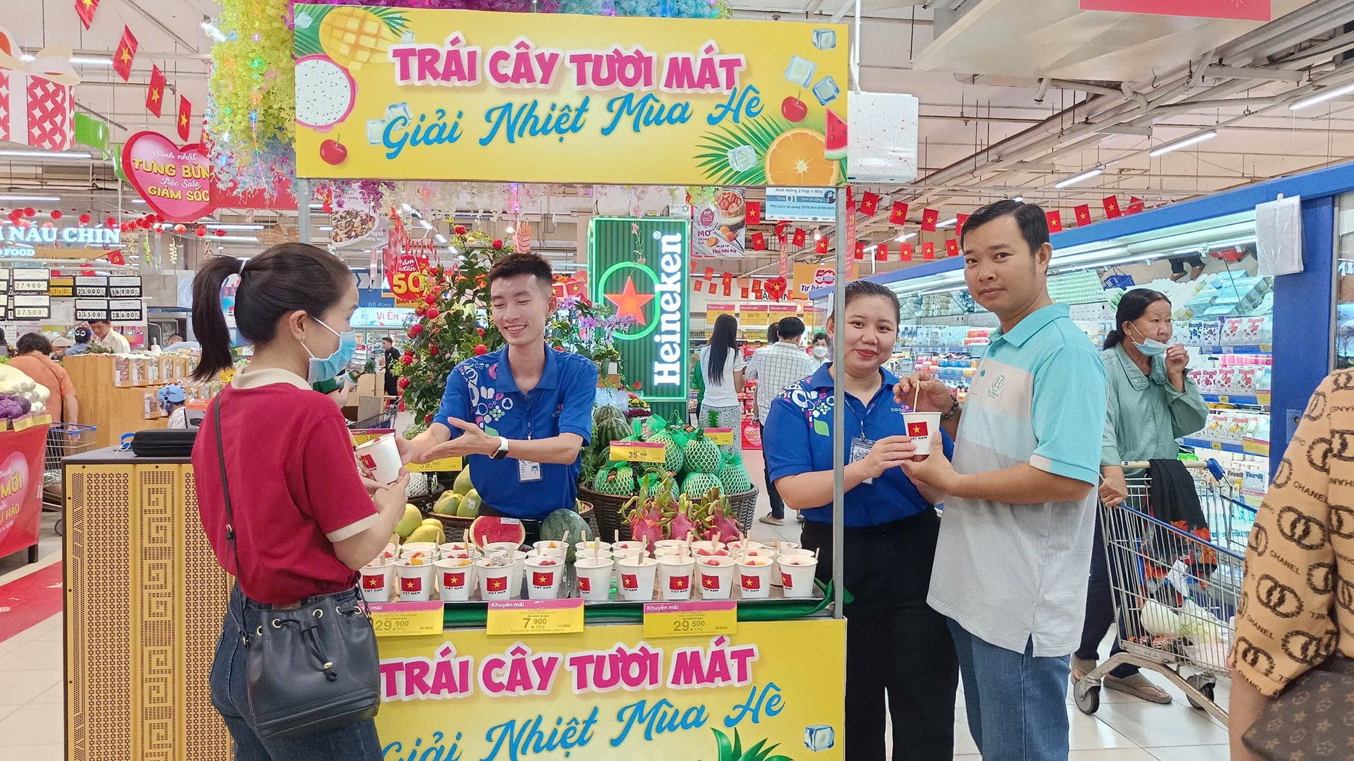 TTTM đông nghịt, hàng ăn hầu như không còn chỗ trống - Ảnh 15