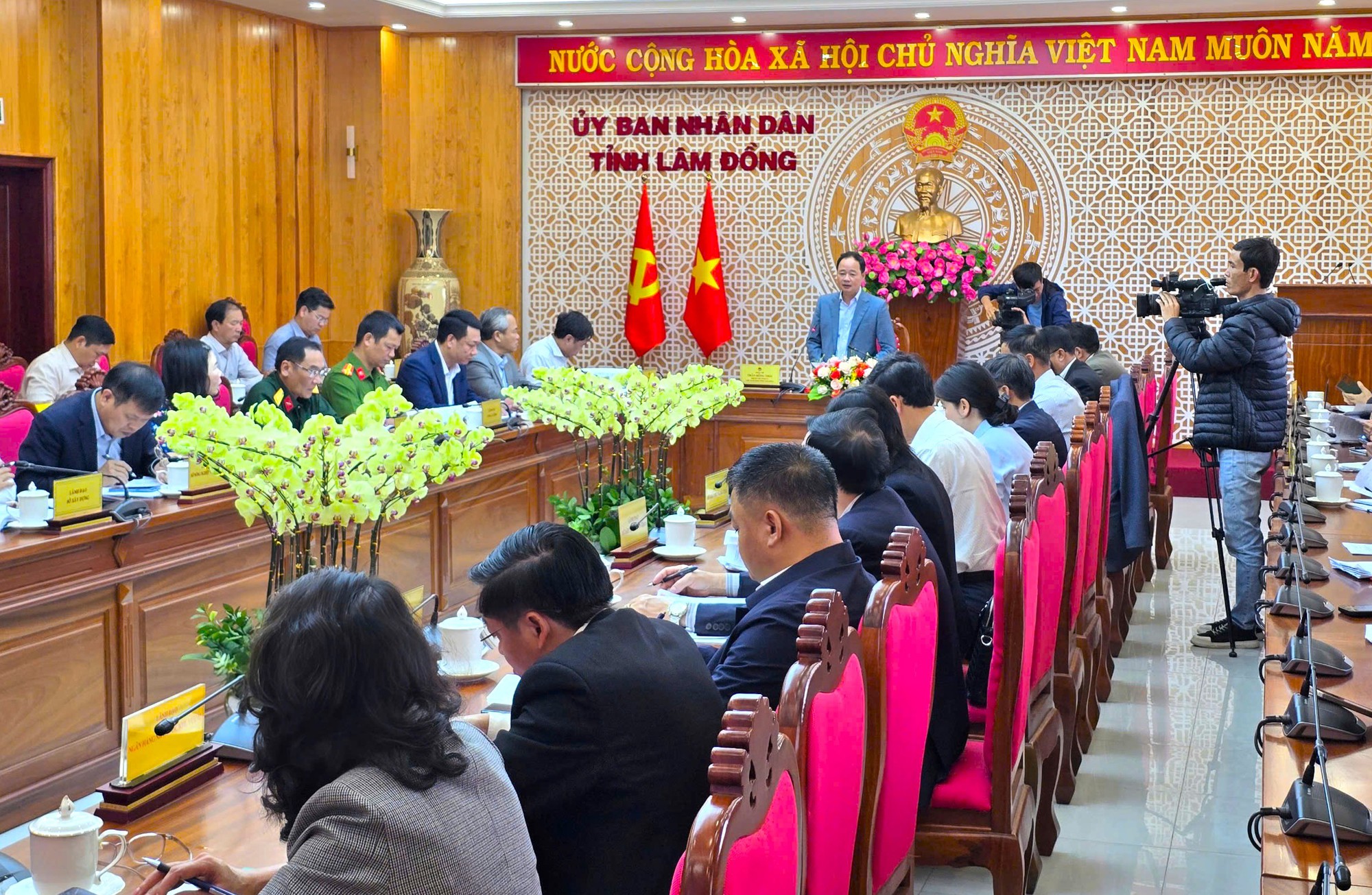 Lâm Đồng: Sẽ xem xét đình chỉ chức vụ chủ tịch huyện nếu chậm triển khai dự án cao tốc - Ảnh 1
