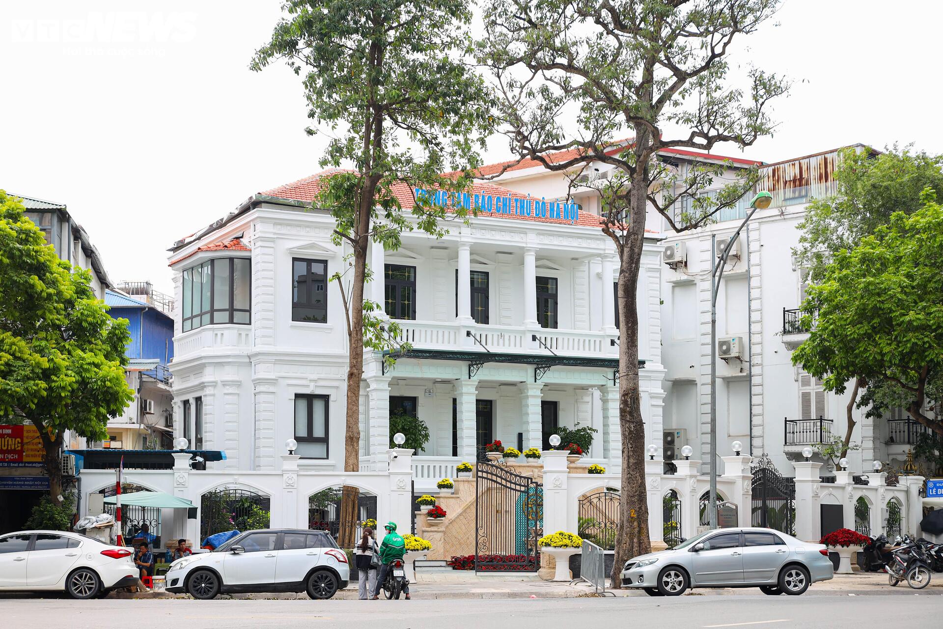 Vẻ đẹp trầm mặc của những biệt thự cổ giữa lòng Hà Nội - Ảnh 16
