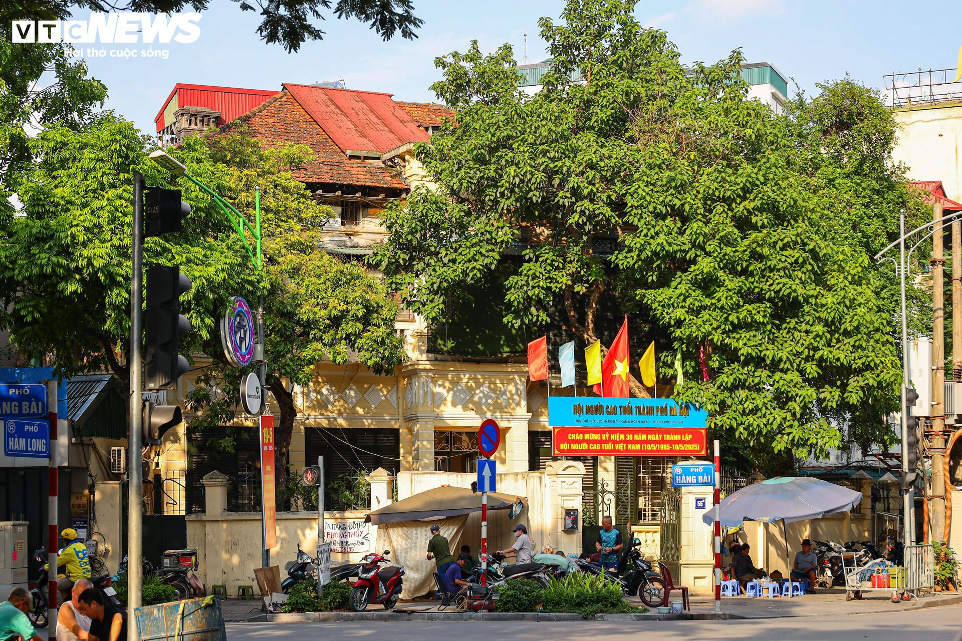 Vẻ đẹp trầm mặc của những biệt thự cổ giữa lòng Hà Nội - Ảnh 14