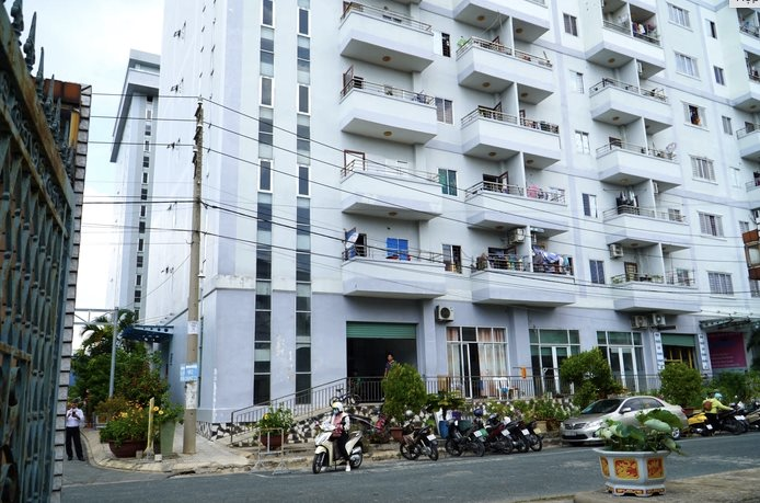 Nhà ở xã hội vẫn xa “tầm với” của người thu nhập thấp - Ảnh 1