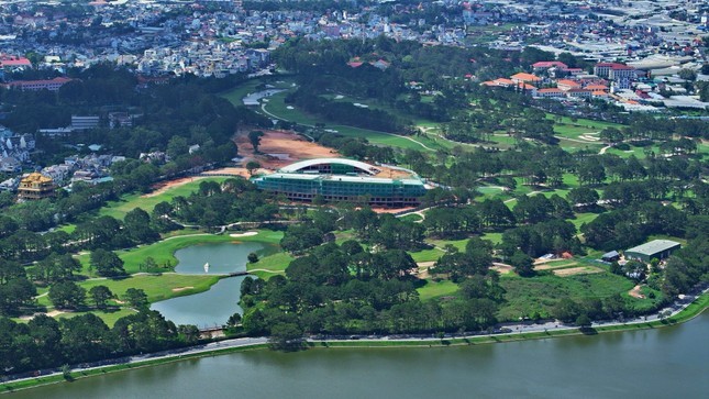 Kỷ luật 3 cán bộ liên quan sai phạm tại dự án sân golf Đồi Cù - Ảnh 1