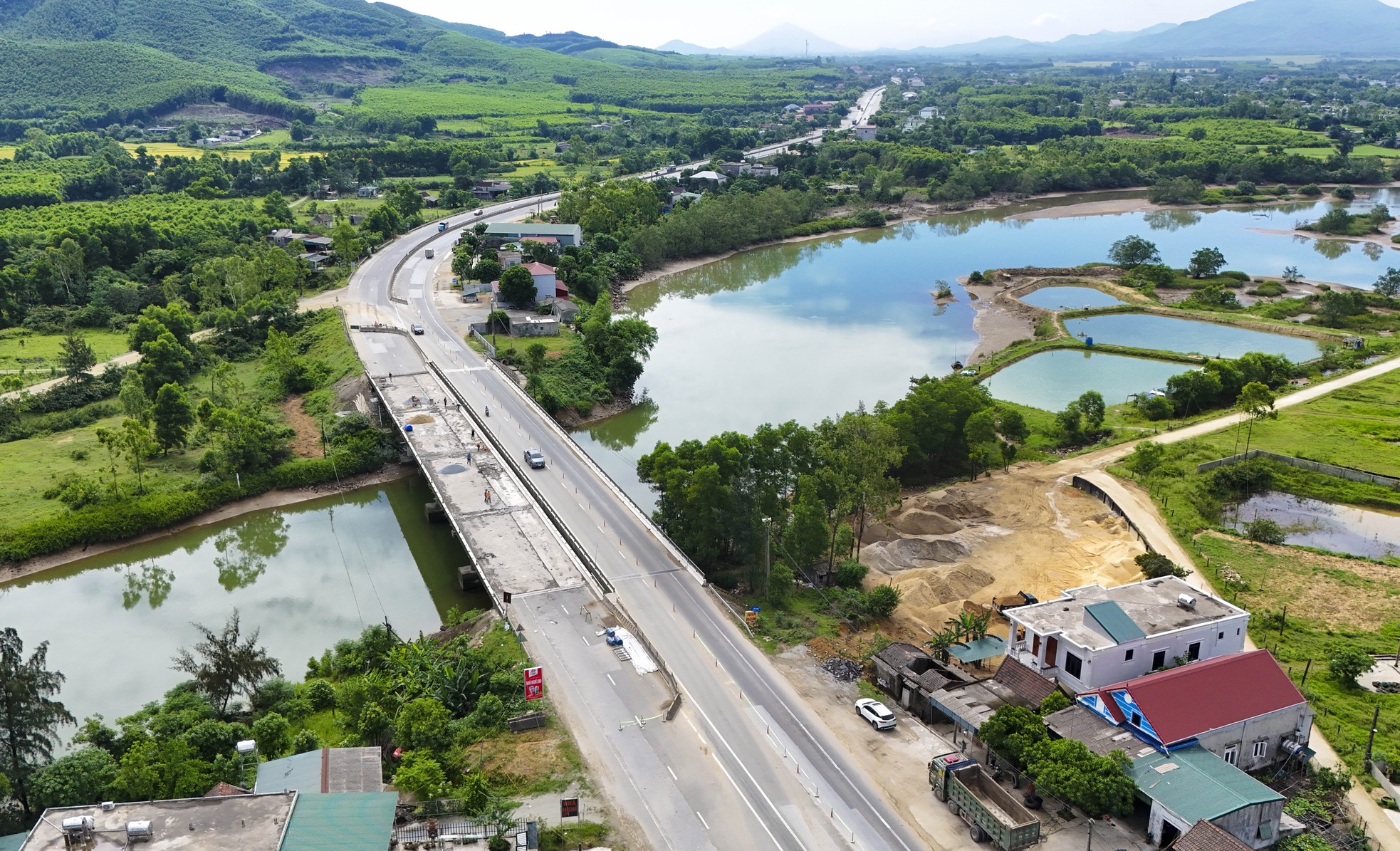 Cầu 'chống nạng gỗ' trên quốc lộ 1A qua Hà Tĩnh hiện ra sao? - Ảnh 1