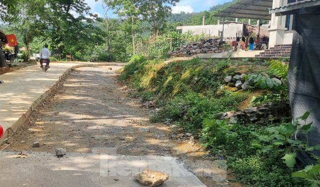 Đường bê tông 80 tỷ đồng ở Hòa Bình chưa làm xong đã xuất hiện nhiều vết nứt - Ảnh 6