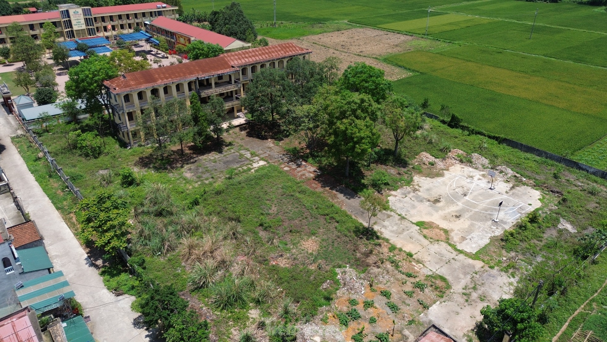 Thanh Hóa: Sau giải thể, trường học trên đất vàng bỏ hoang, đổ nát - Ảnh 10