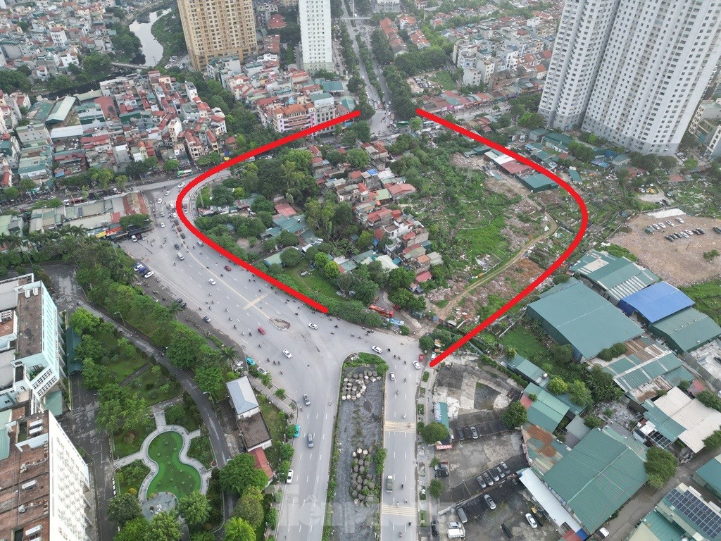 Nút giao 'dị dạng' vì mặt bằng chưa giải phóng xong - Ảnh 1