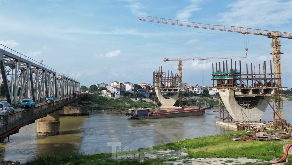Cầu Đuống mới vẫn chơi vơi hai trụ cầu, chưa thể làm đường kết nối - Ảnh 1