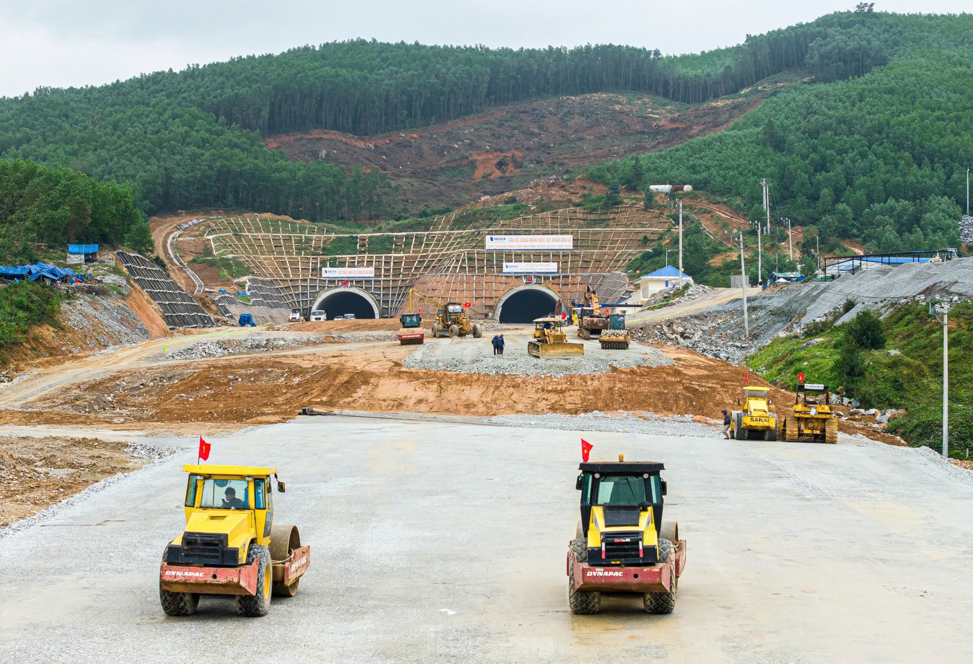 Thi công xuyên lễ trên đại công trường cao tốc Bắc Nam - Ảnh 8