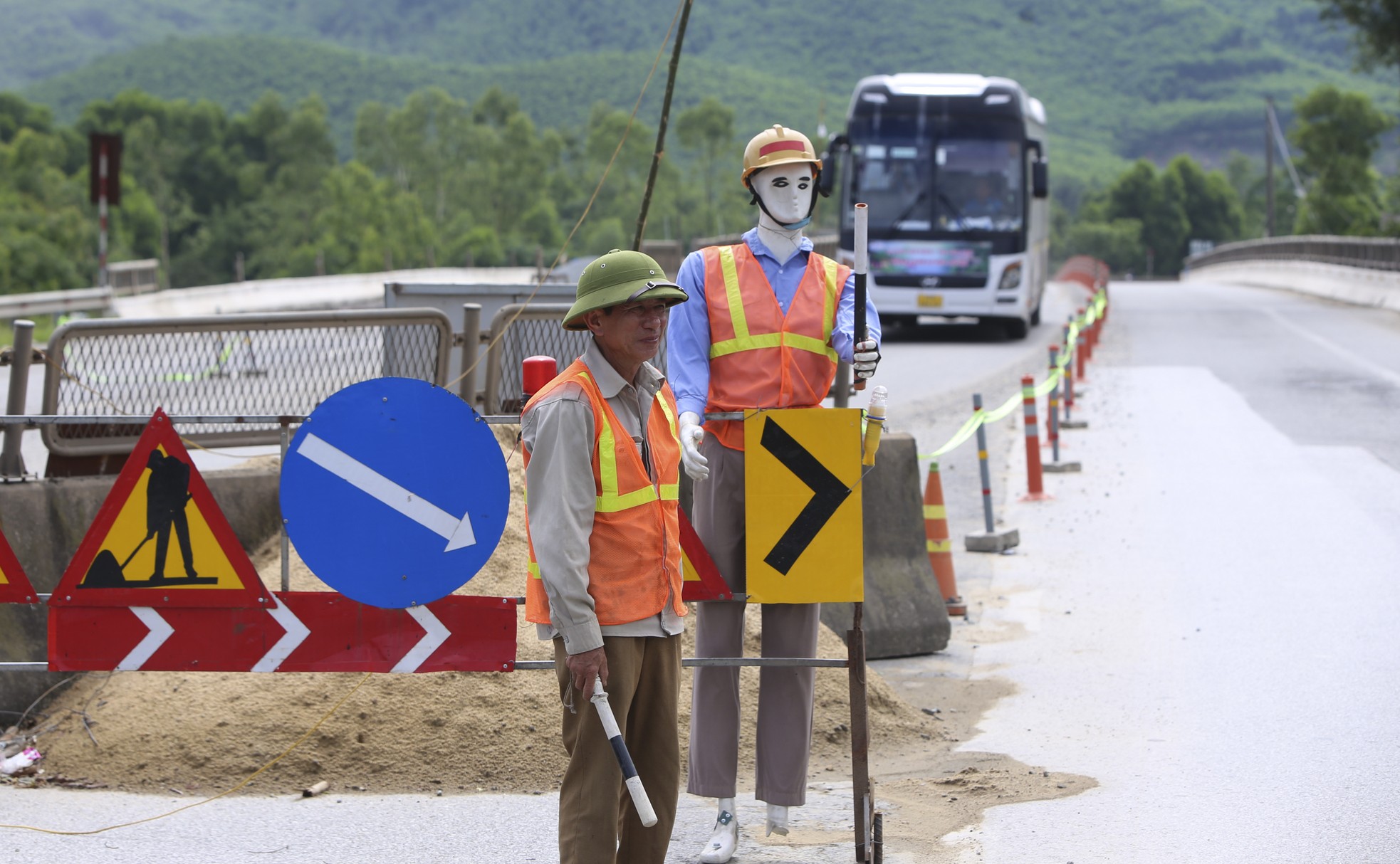 Cầu 'chống nạng gỗ' trên quốc lộ 1A qua Hà Tĩnh hiện ra sao? - Ảnh 6