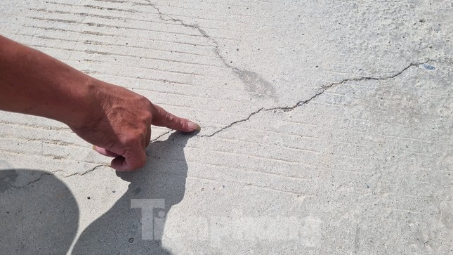 Đường bê tông 80 tỷ đồng ở Hòa Bình chưa làm xong đã xuất hiện nhiều vết nứt - Ảnh 5