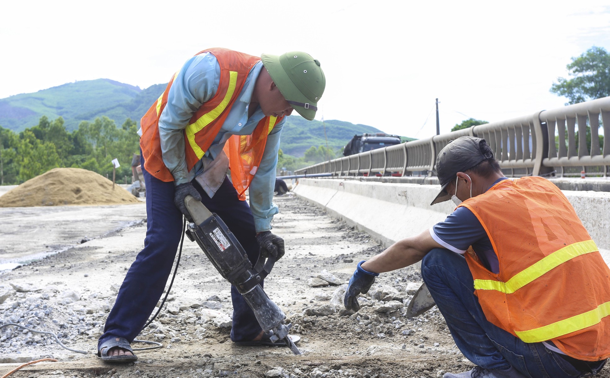 Cầu 'chống nạng gỗ' trên quốc lộ 1A qua Hà Tĩnh hiện ra sao? - Ảnh 9