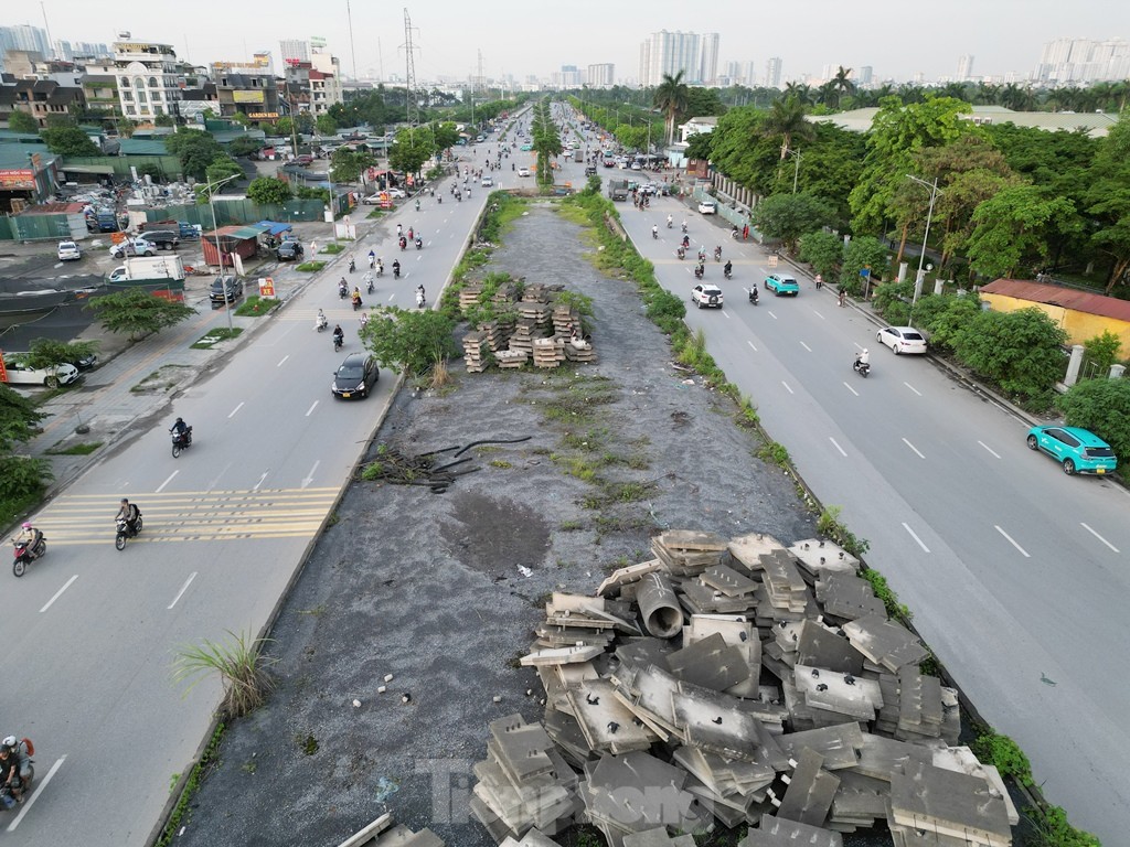 Nút giao 'dị dạng' vì mặt bằng chưa giải phóng xong - Ảnh 7