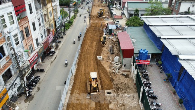 Hà Nội kiểm tra nhà 'siêu mỏng, siêu méo' trên đường Nguyễn Tuân mở rộng - Ảnh 2