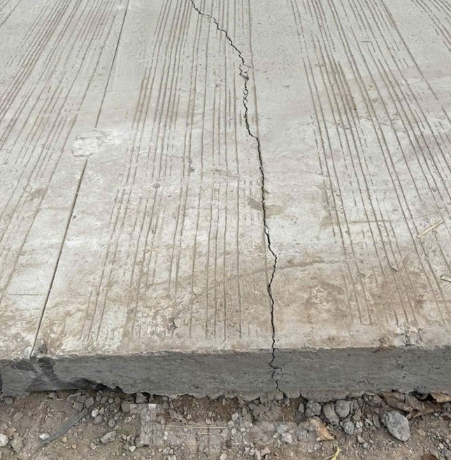 Đường bê tông 80 tỷ đồng ở Hòa Bình chưa làm xong đã xuất hiện nhiều vết nứt - Ảnh 3