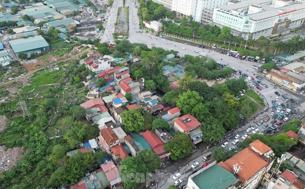 Nút giao 'dị dạng' vì mặt bằng chưa giải phóng xong - Ảnh 8