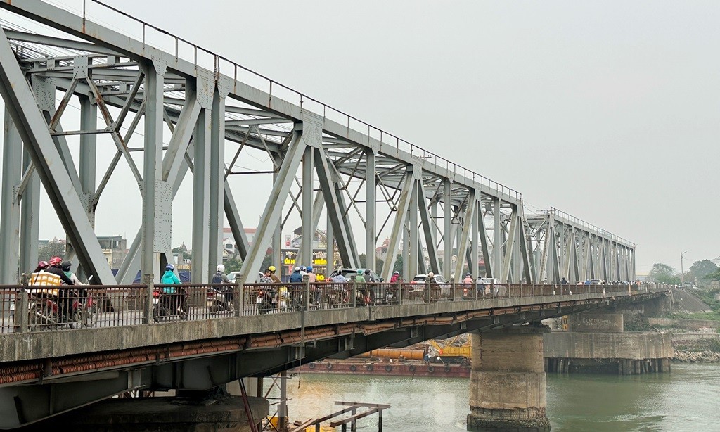 Cầu Đuống mới vẫn chơi vơi hai trụ cầu, chưa thể làm đường kết nối - Ảnh 8