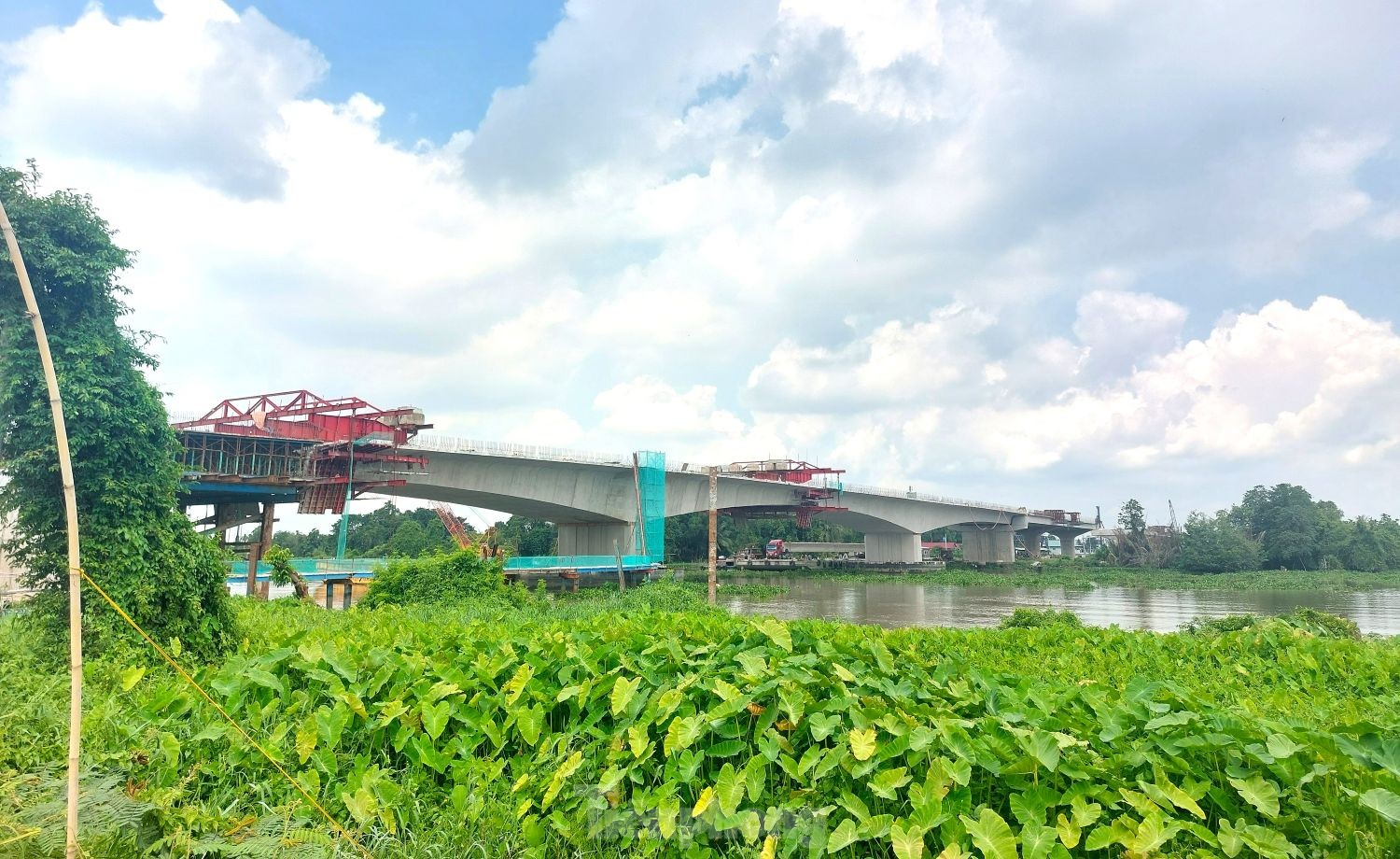 Cầu vượt sông Sài Gòn trên đường Vành đai 3 trước ngày hợp long - Ảnh 3