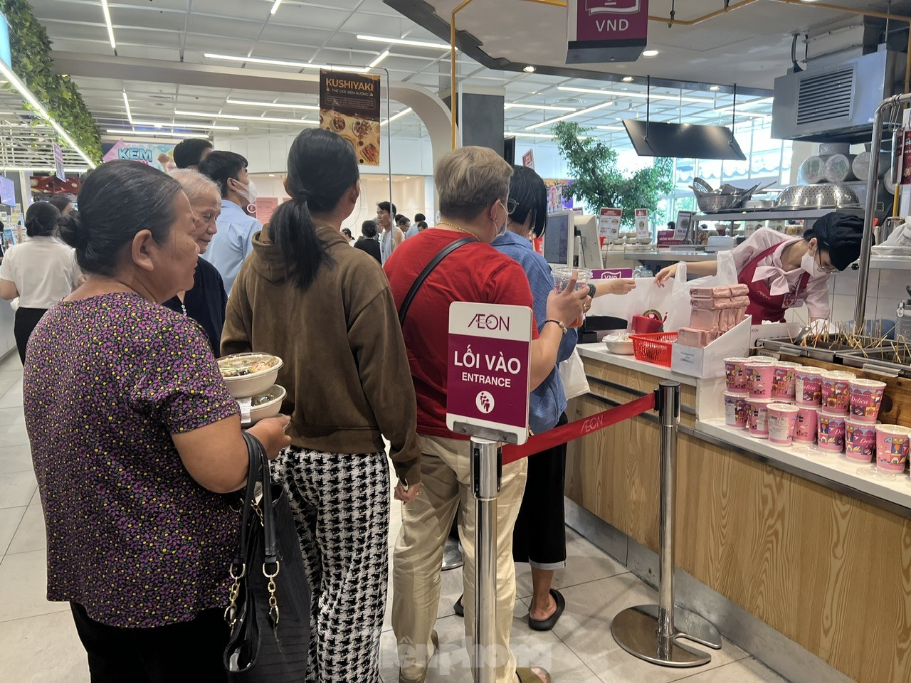 TTTM đông nghịt, hàng ăn hầu như không còn chỗ trống - Ảnh 3