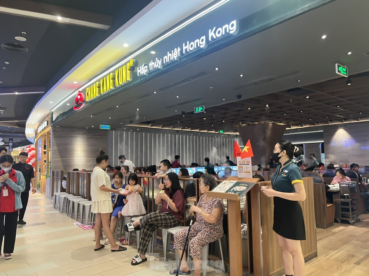 TTTM đông nghịt, hàng ăn hầu như không còn chỗ trống - Ảnh 8