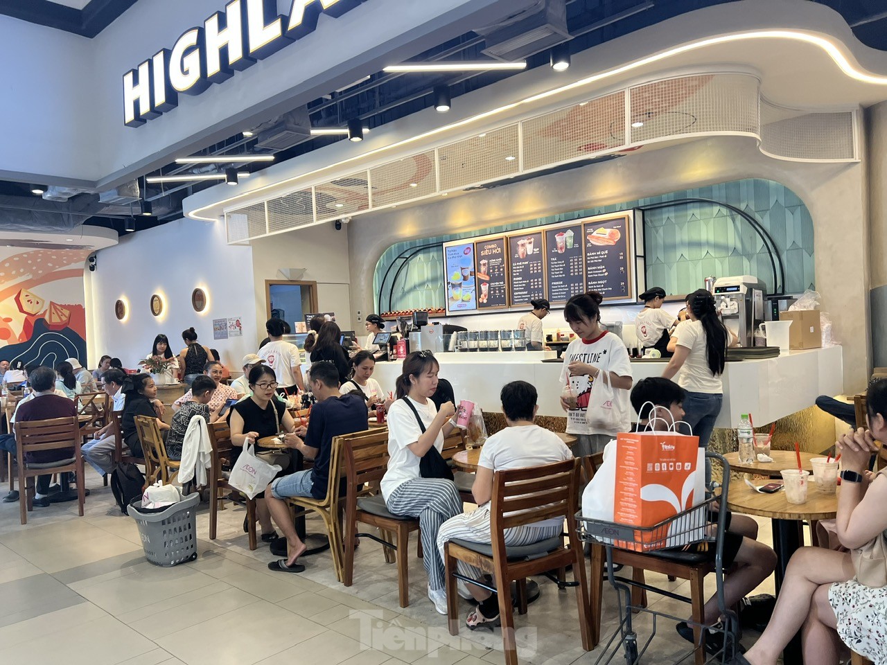 TTTM đông nghịt, hàng ăn hầu như không còn chỗ trống - Ảnh 4