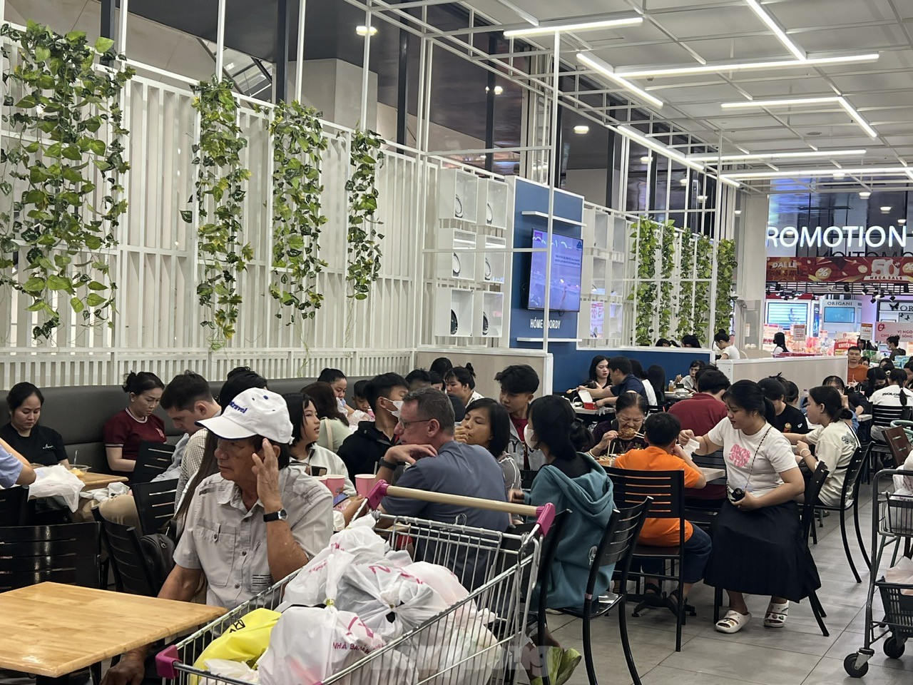 TTTM đông nghịt, hàng ăn hầu như không còn chỗ trống - Ảnh 5